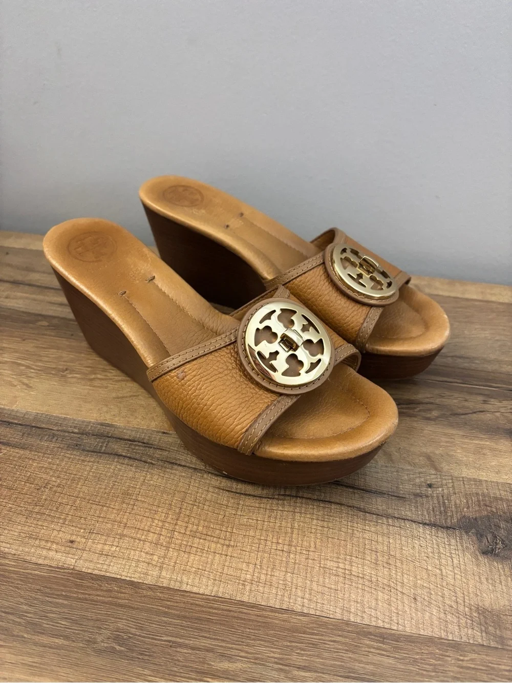 Tory Burch Gold Logo Leather Selma Wedge Platform Sandal Y2K 2000s